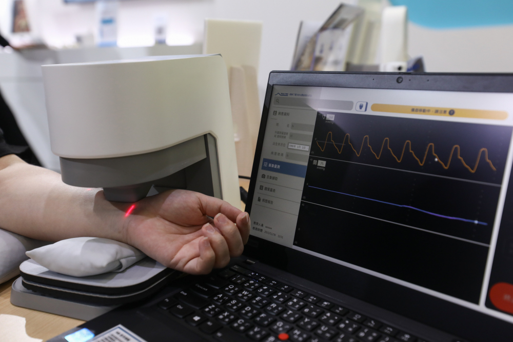 金百利耘康脈象檢測系統透過電腦精準控制升降系統，還原中醫師三指把脈過程的舉、按、尋手法，將脈象感受轉化成數據，未來可結合大數據分析，實現智慧醫療及準確性